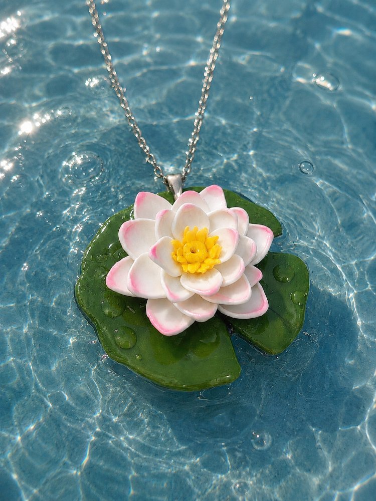 "Lotus on the Lake"(kolye)