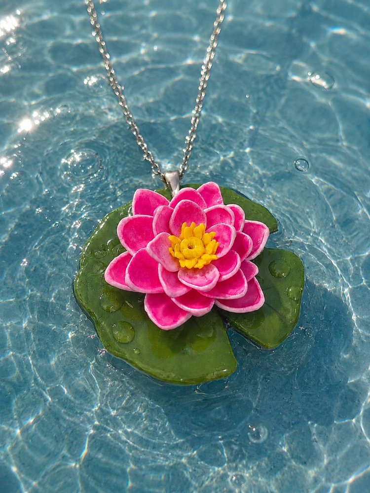 "Lotus on the Lake"(kolye)