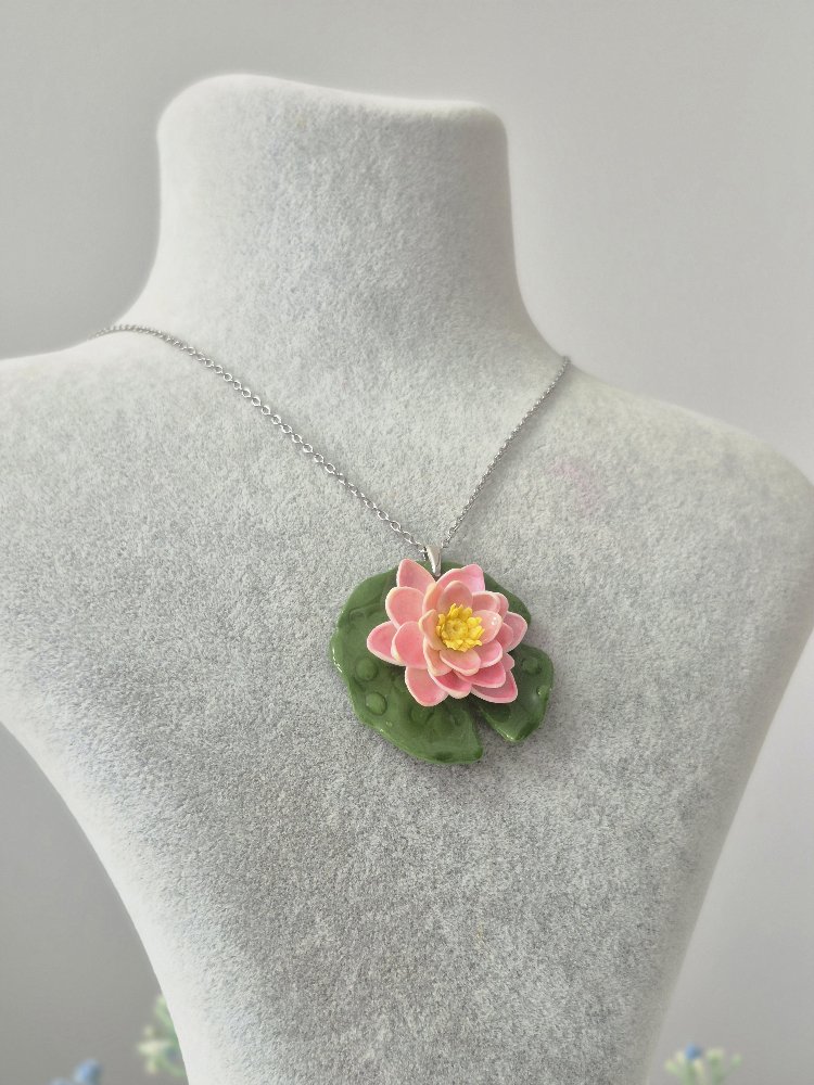 "Lotus on the Lake"(kolye)