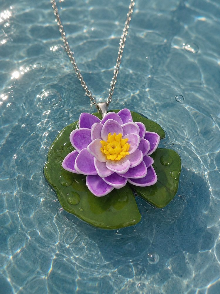 "Lotus on the Lake"(kolye)