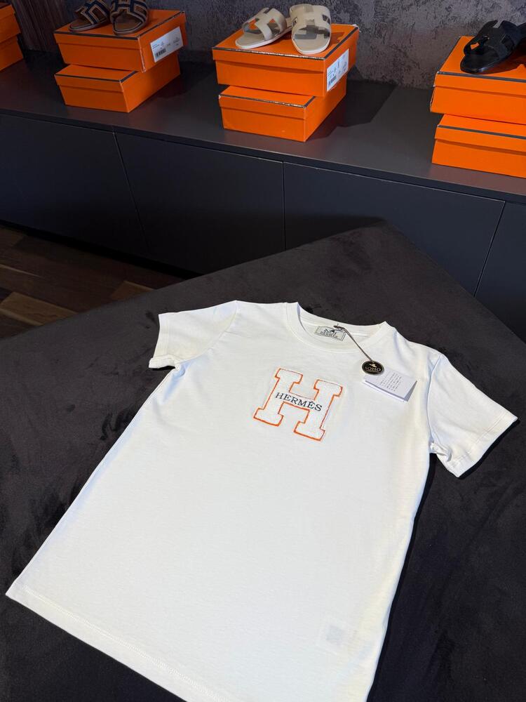 HERMES punch işlemeli beyaz kavuniçi detaylı tshirt