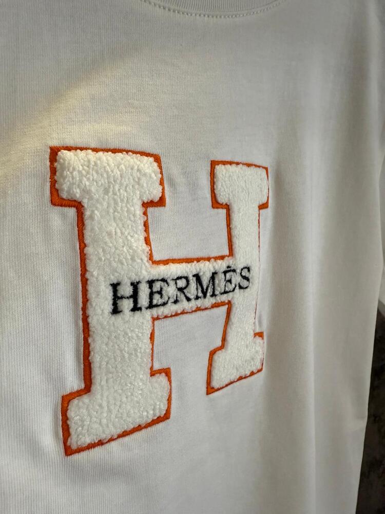 HERMES punch işlemeli beyaz kavuniçi detaylı tshirt