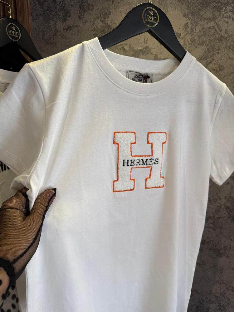 HERMES punch işlemeli beyaz kavuniçi detaylı tshirt