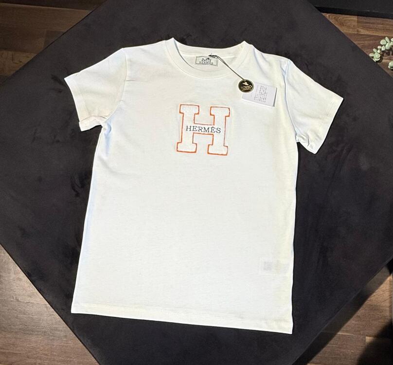 HERMES punch işlemeli beyaz kavuniçi detaylı tshirt