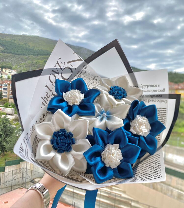 Mavi Beyaz Kurdele Buketi