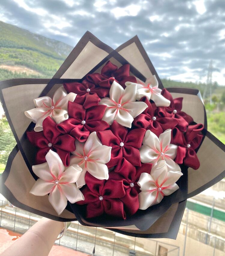 Kırmızı Beyaz Kurdele Buketi