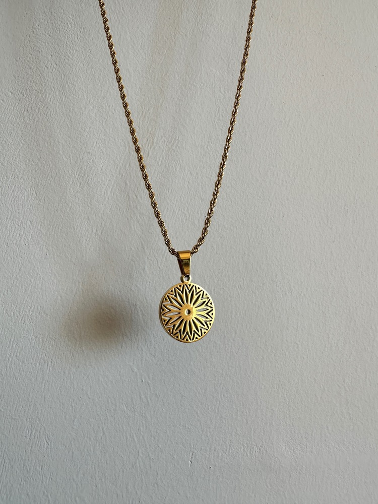 Çelik Çiçek Desen Uçlu Gold Kolye