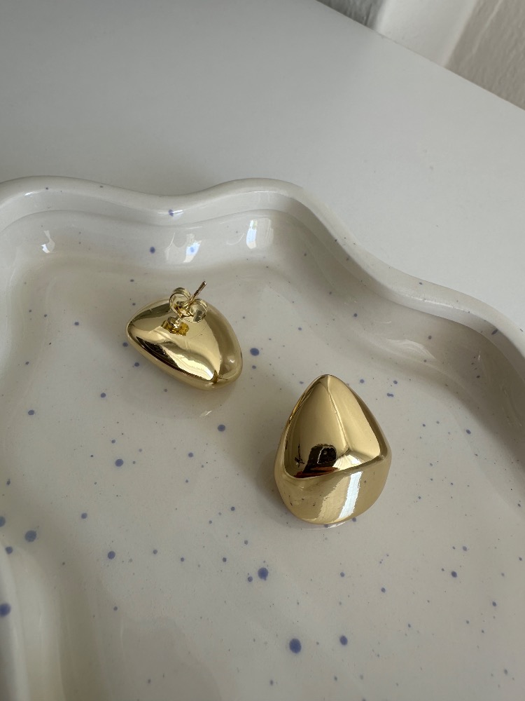 14k Gold Üçgen Bombeli Küpe