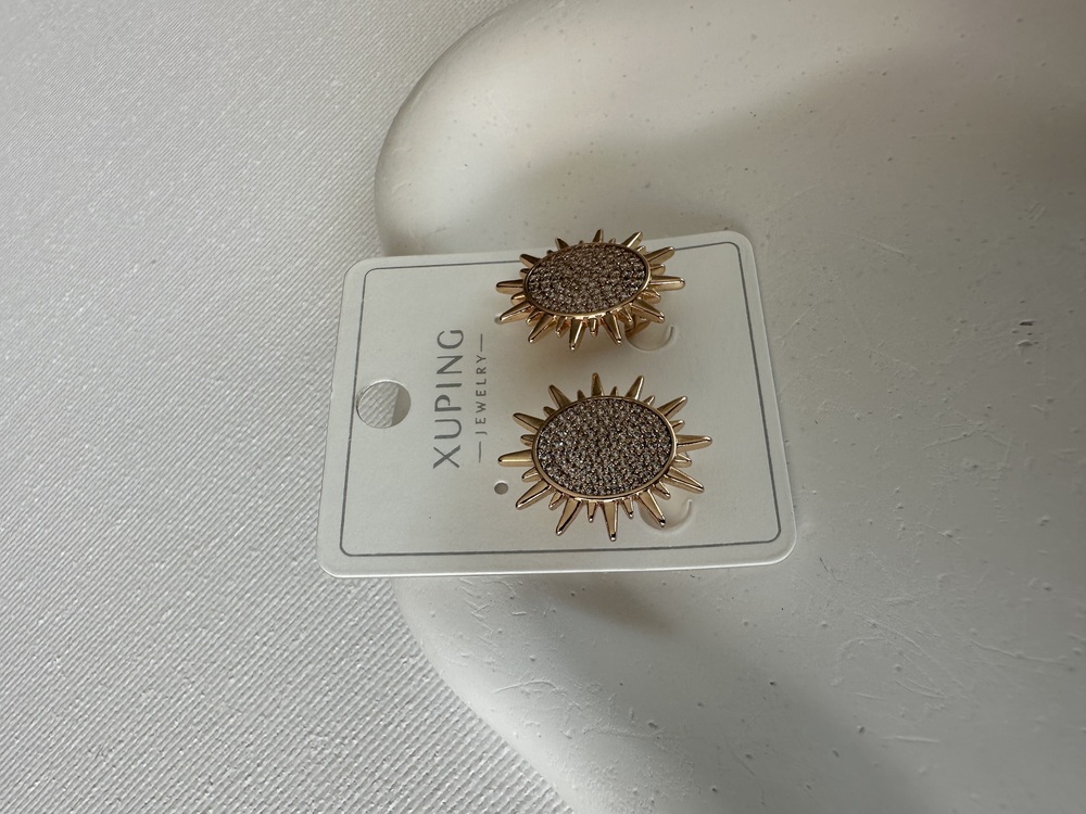 Xuping 18 k renginde taşlı güneş küpe