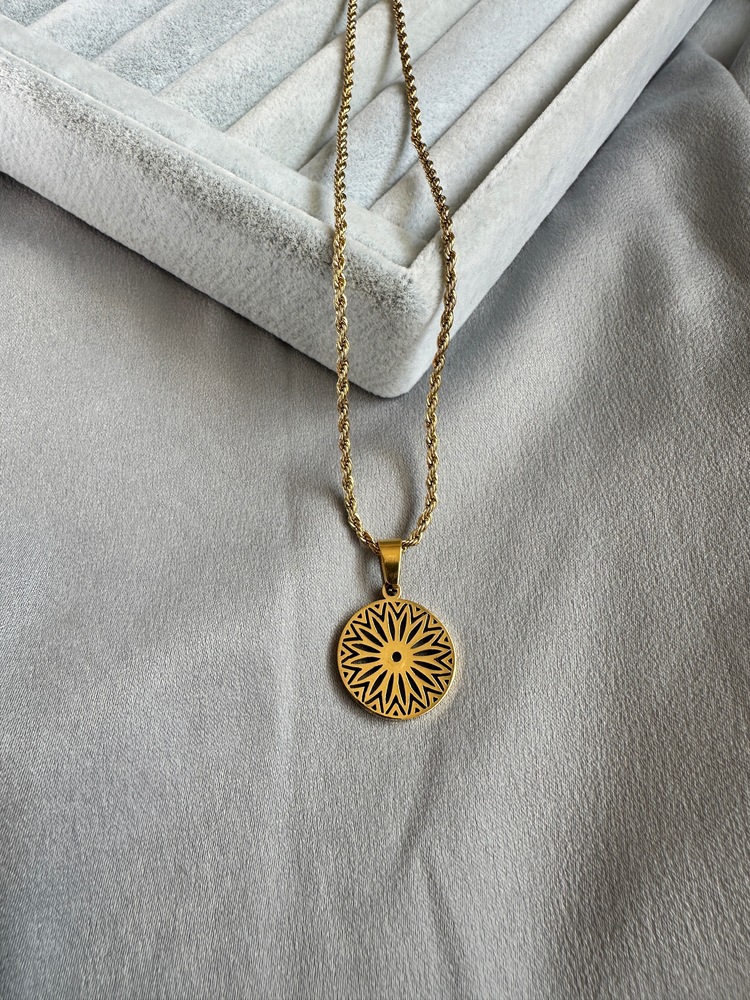 Çelik Çiçek Desen Uçlu Gold Kolye