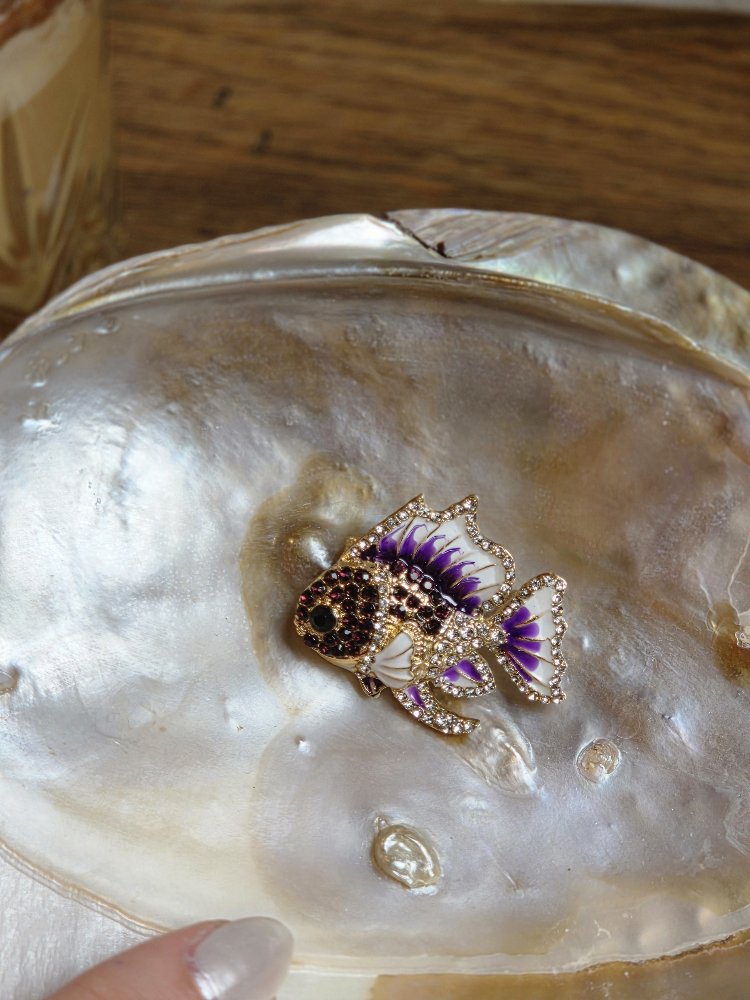 Mor Beta Brooch
