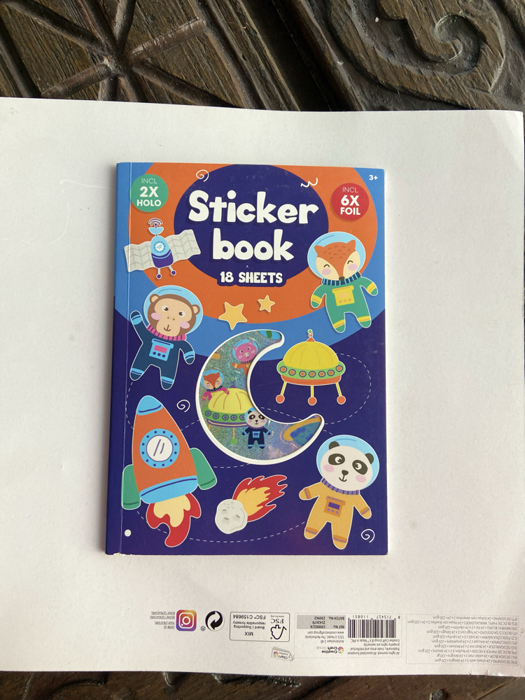 Uzay temalı sticker kitabı 