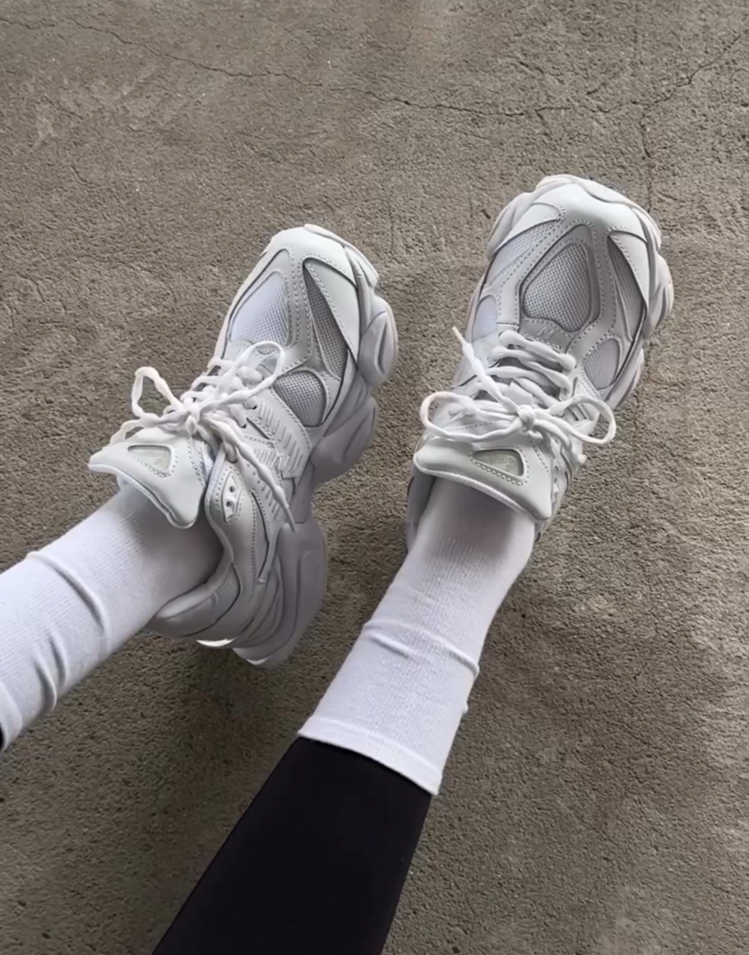 New Balance 9060 Triple White U9060NRJ (Dar Kalıp 1 Numara Büyük Alınız )