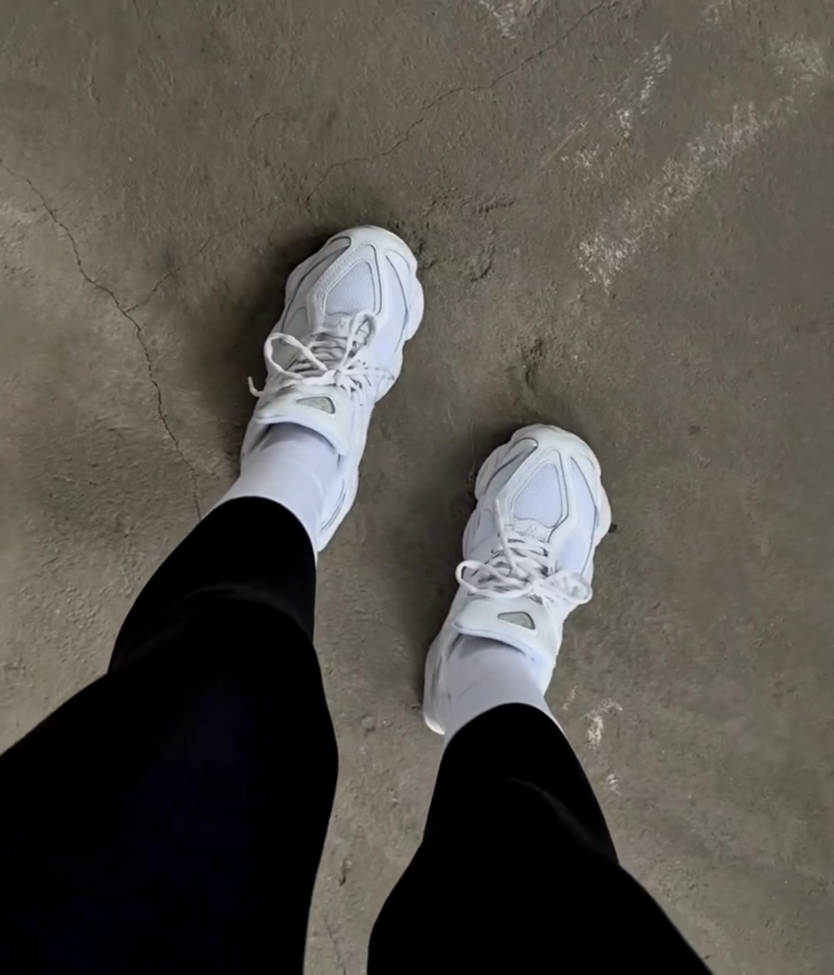 New Balance 9060 Triple White U9060NRJ (Dar Kalıp 1 Numara Büyük Alınız )