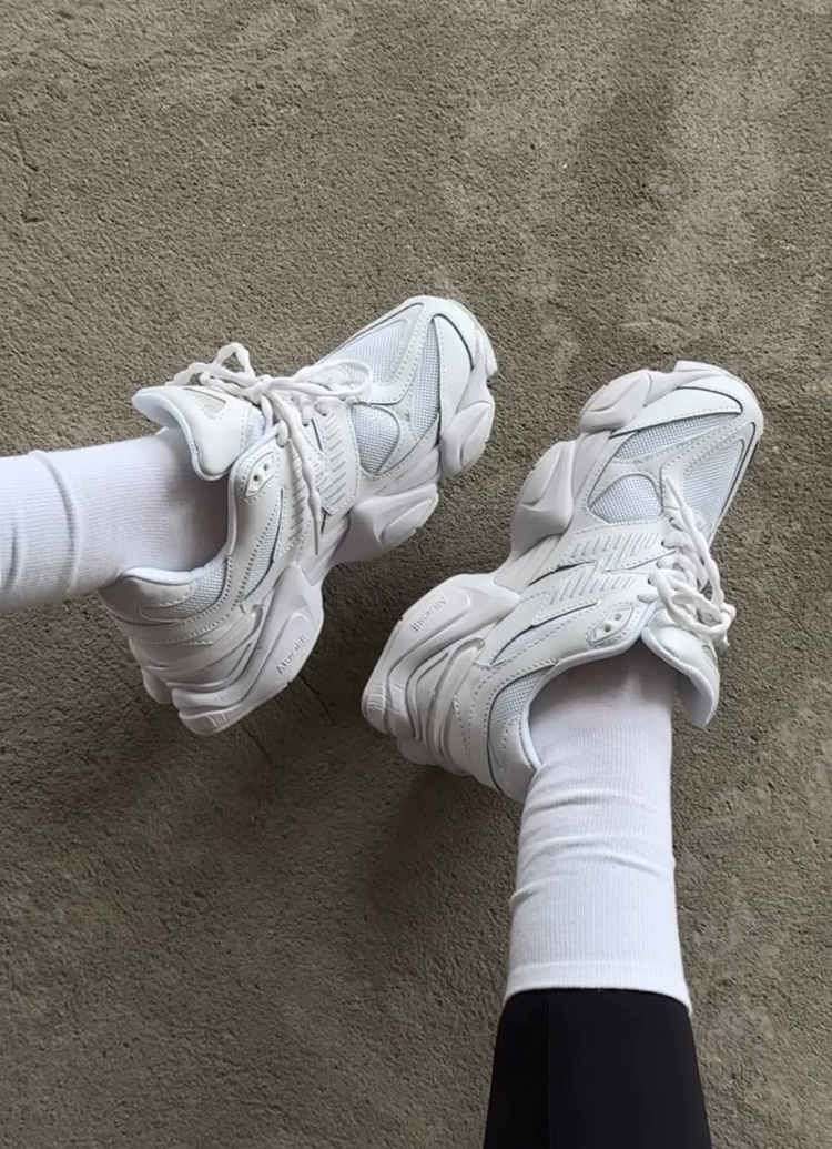 New Balance 9060 Triple White U9060NRJ (Dar Kalıp 1 Numara Büyük Alınız )