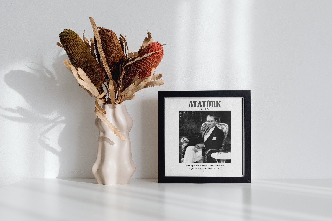 Atatürk Hasır Koltukta Nostaljik Tablo | "Cumhuriyet Muhafızları" Sözlü Poster
