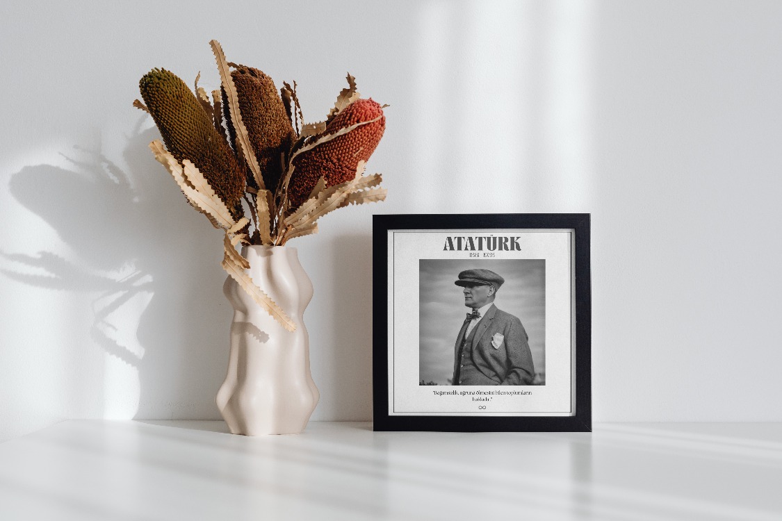 Atatürk Kasketli Nostaljik Portre | "Bağımsızlık Hakkıdır" Sözlü Siyah Beyaz Tablo