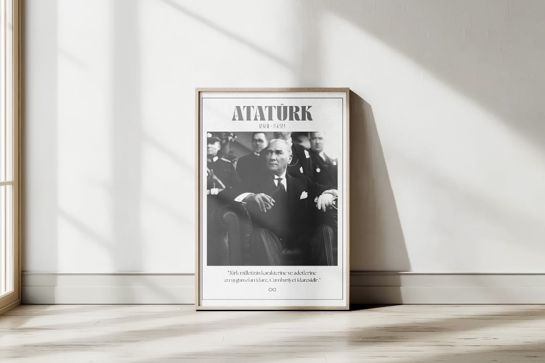 Atatürk Koltukta Oturan Siyah Beyaz Tablo | "Cumhuriyet İdaresi" Sözlü Lider Posteri