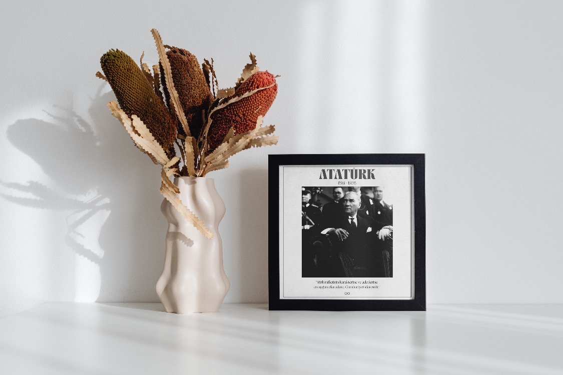 Atatürk Koltukta Oturan Siyah Beyaz Tablo | "Cumhuriyet İdaresi" Sözlü Lider Posteri