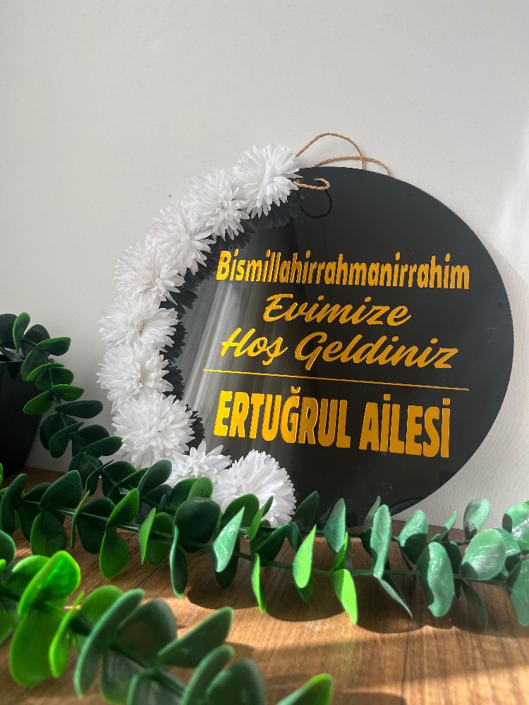 Beyaz Çiçekli Gold Yazı Kapı Süsü Siyah