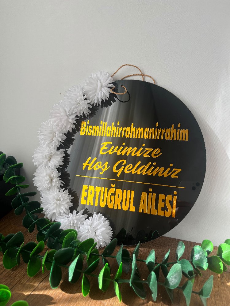Beyaz Çiçekli Gold Yazı Kapı Süsü Siyah