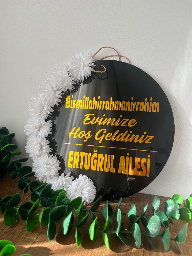 Beyaz Çiçekli Gold Yazı Kapı Süsü Siyah