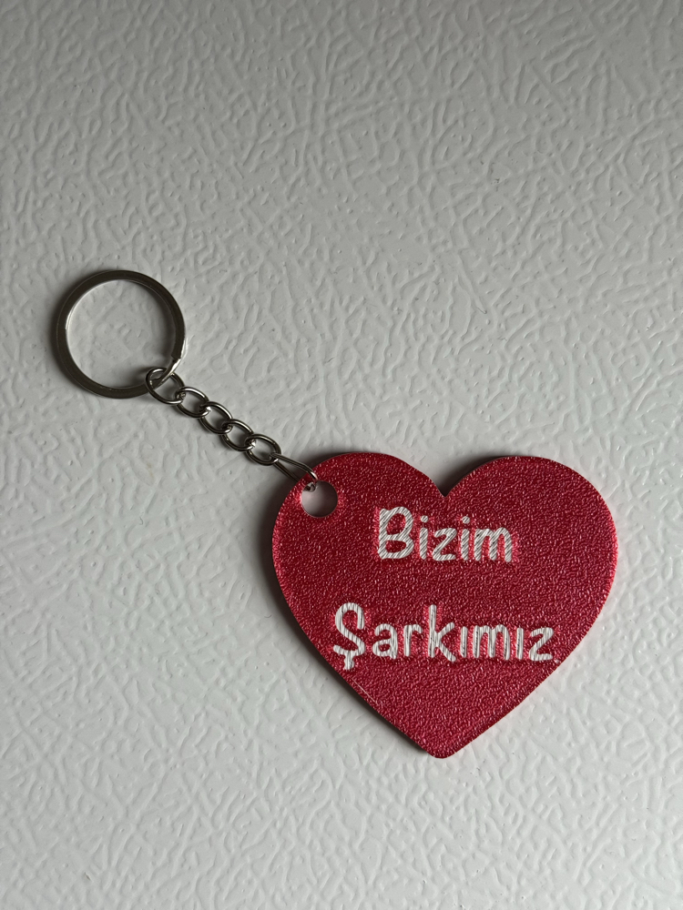 Kişiye Özel Anı Anahtarlığı | İsim ve Şarkı Linki Özelleştirmeli (QR Kodlu)