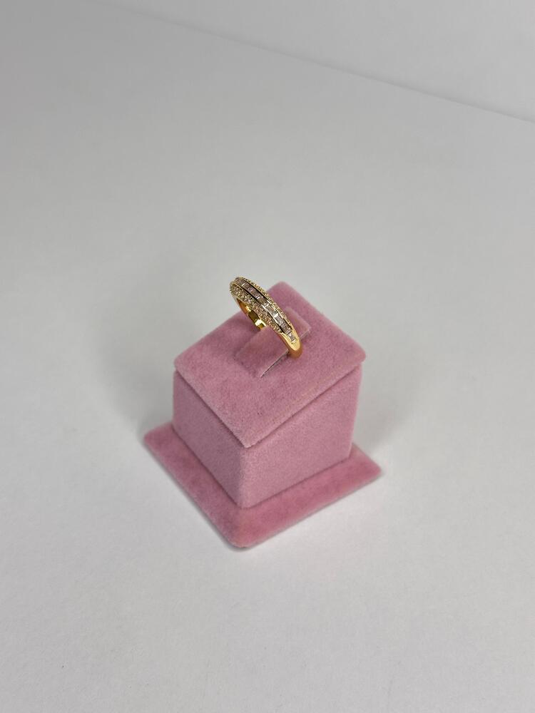 Yanları ve Ortası Baget Taşlı Gold Yüzük