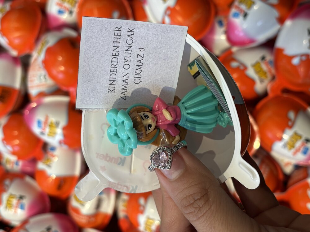 Kinder Joy İçinden Yüzük Çıkan Yumurta
