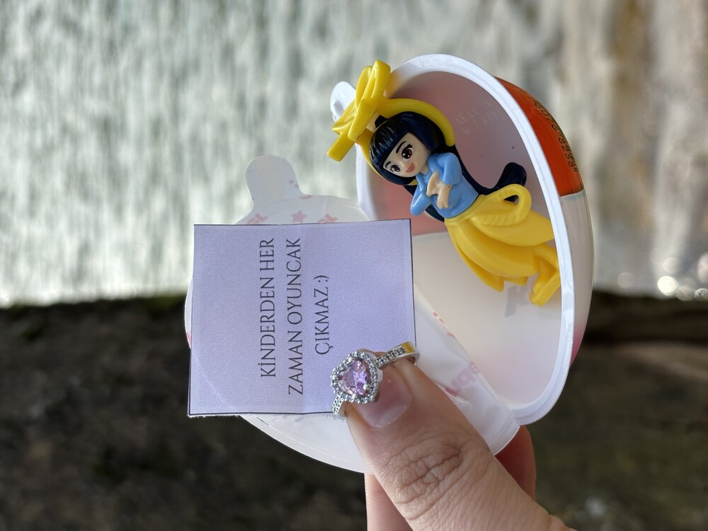 Kinder Joy İçinden Yüzük Çıkan Yumurta