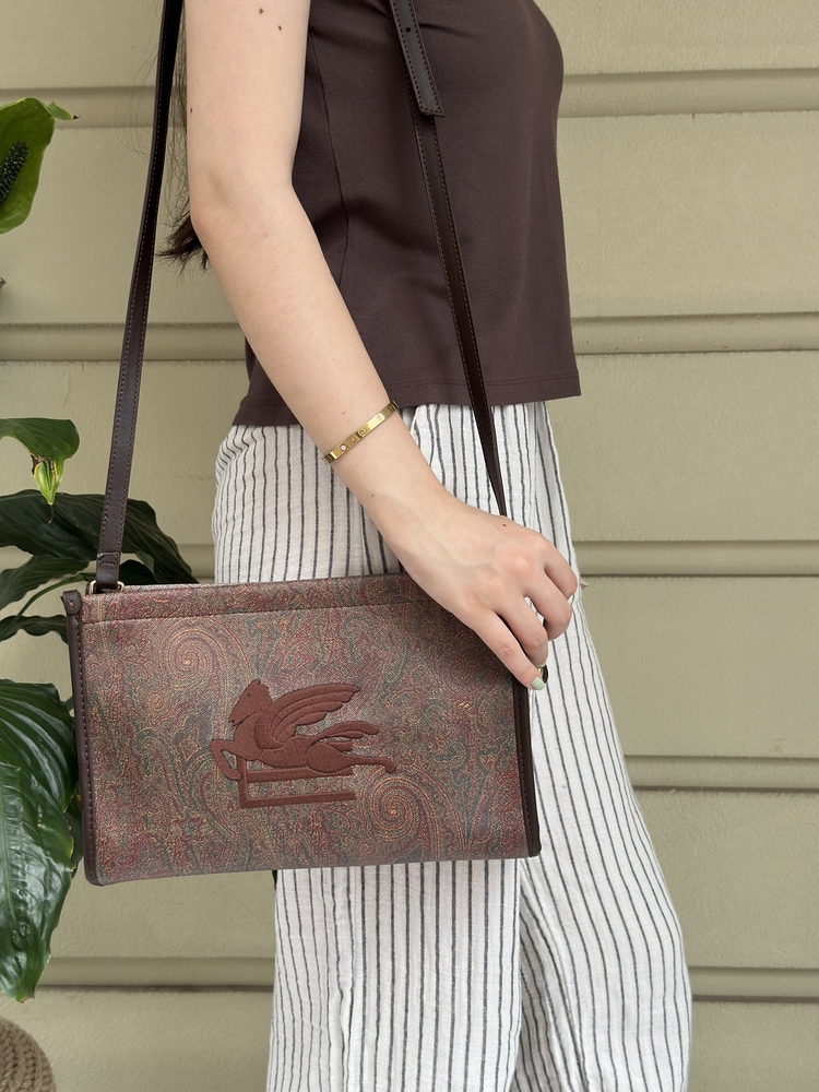 Etro clucht