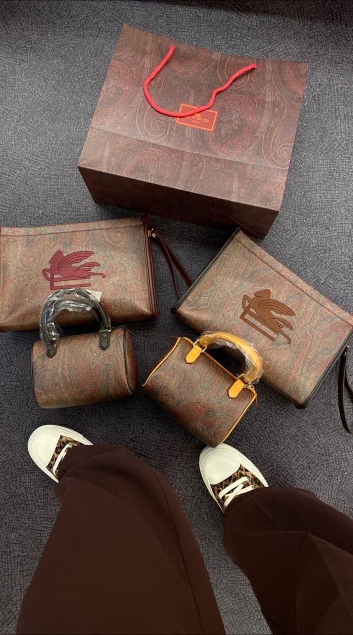 Etro clucht