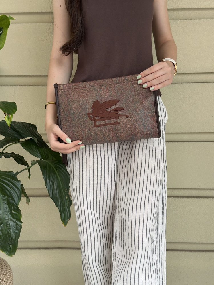 Etro clucht