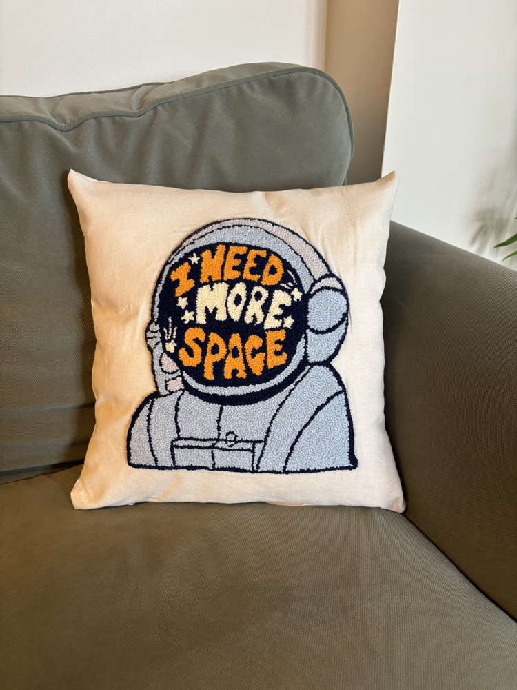 I Need More Space Yastık Kılıfı 