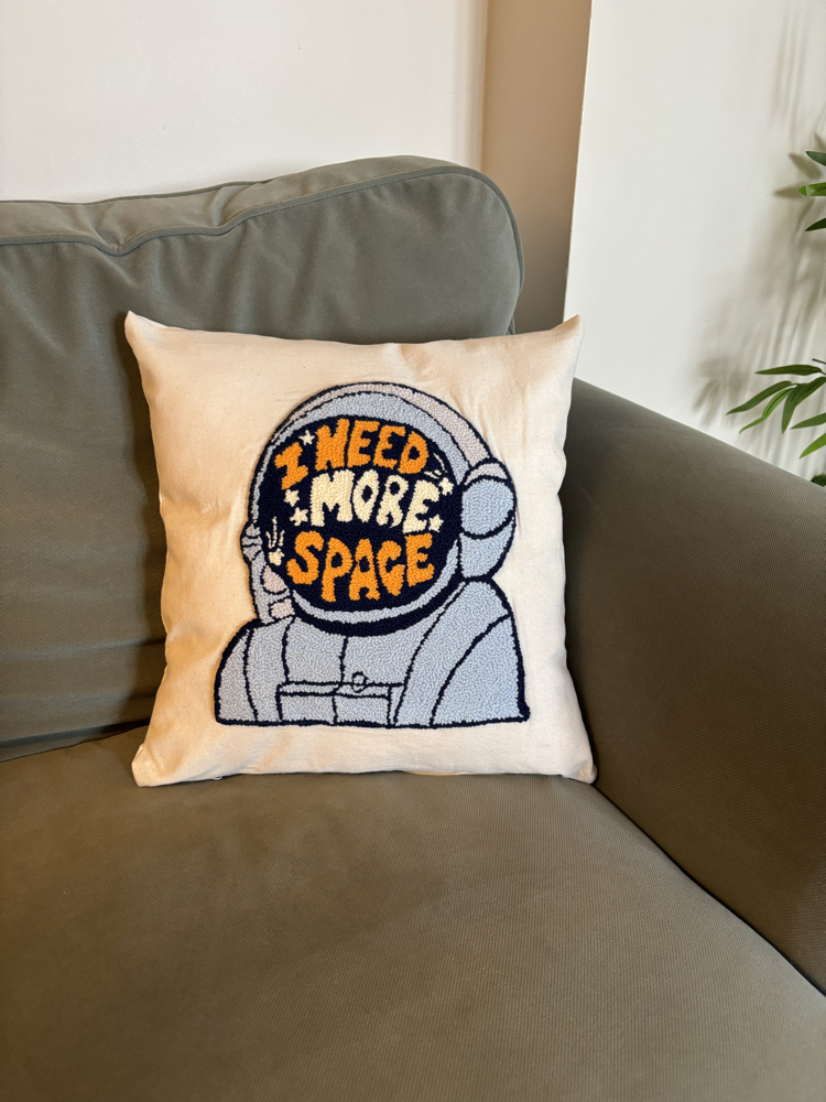 I Need More Space Yastık Kılıfı 