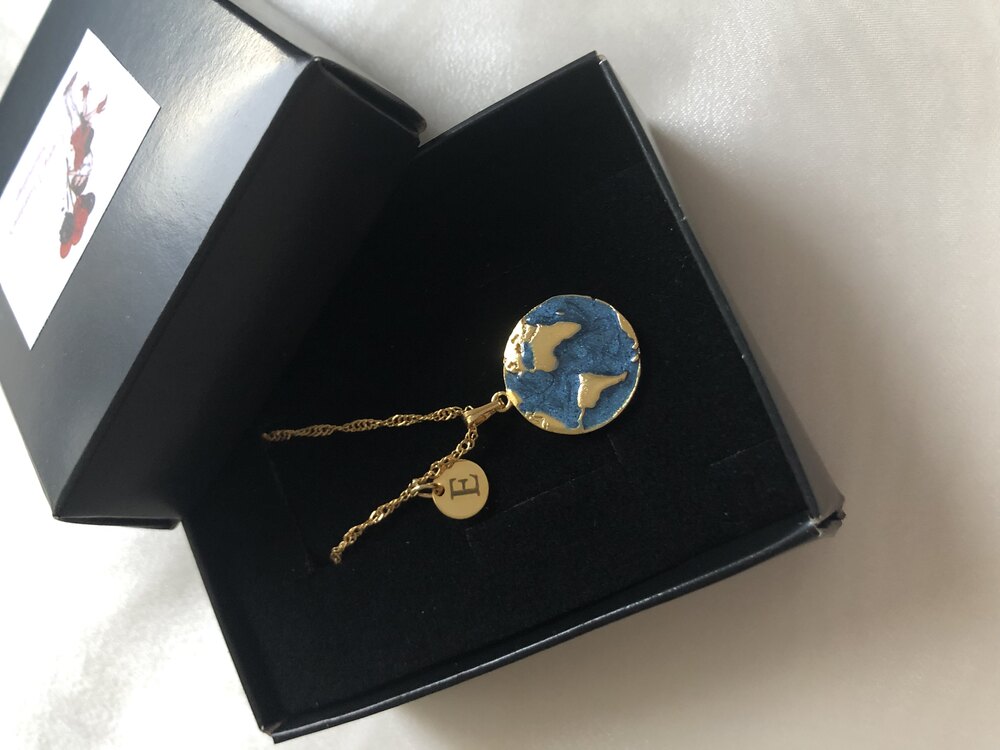 Dünya harfli gold kolye