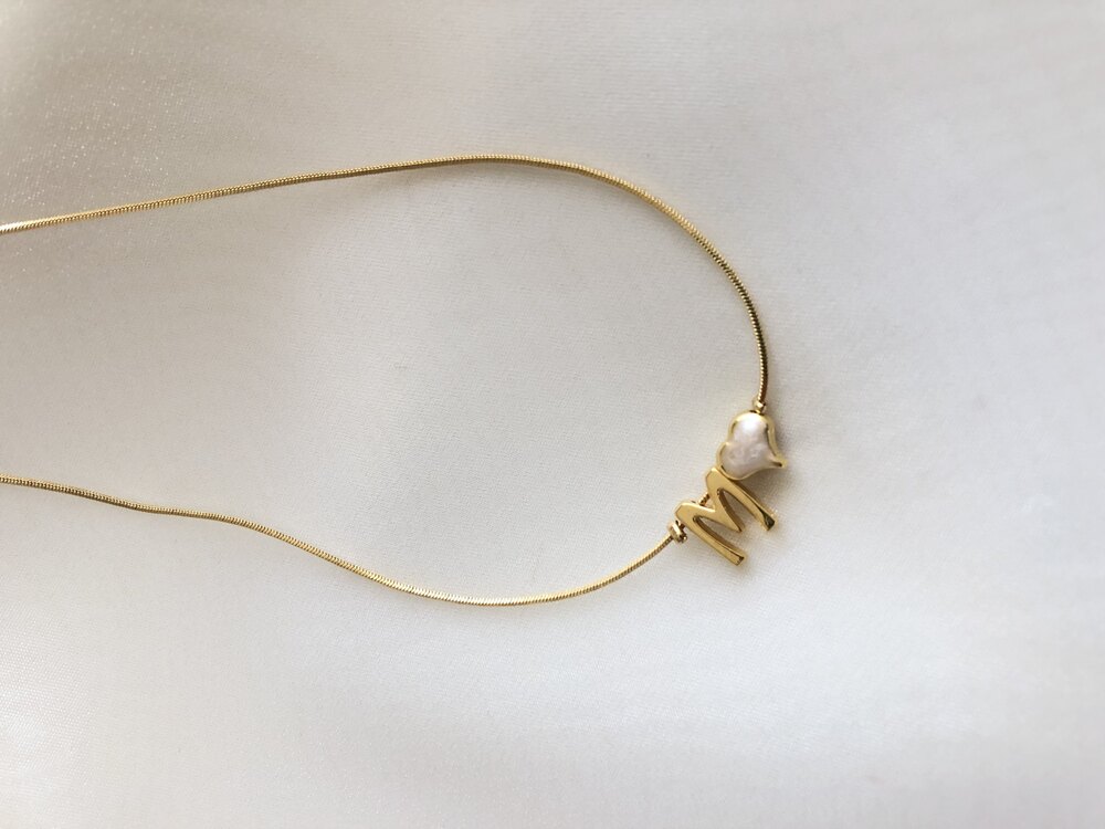 White harf detaylı çelik kolye 