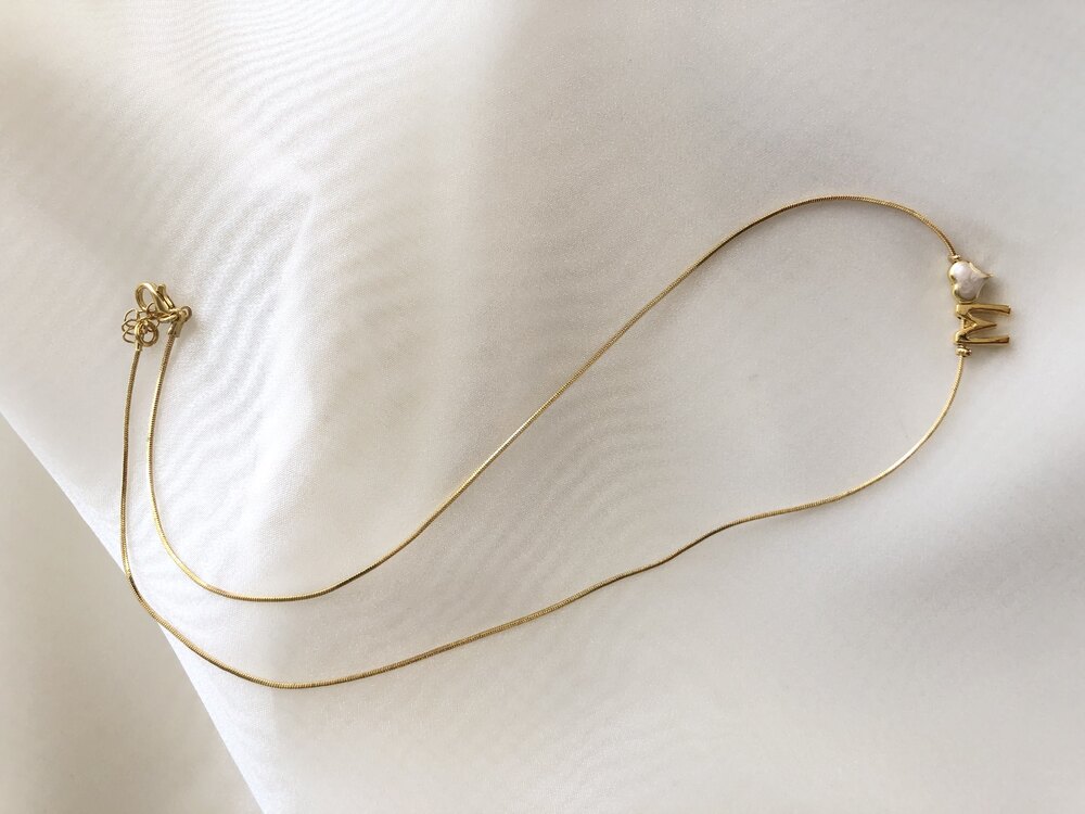 White harf detaylı çelik kolye 