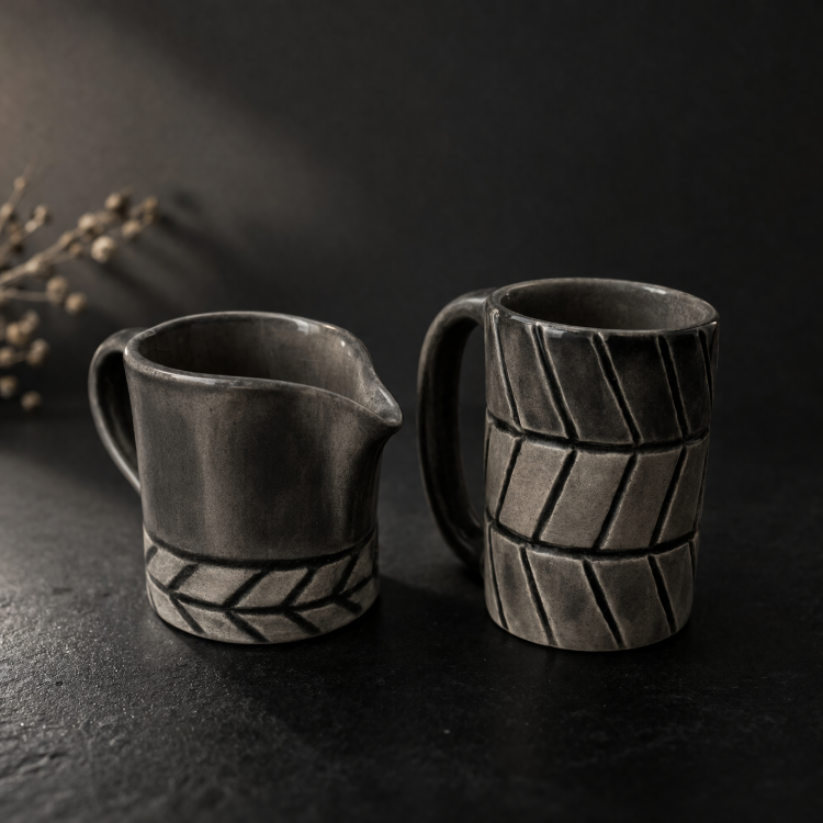 Midnight Pour Set – El Yapımı Seramik Fincan & Sütlük