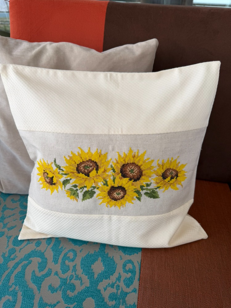 Sunflower Heritage - 40×40 cm El İşlemeli Kanaviçe Yastık Kılıfı