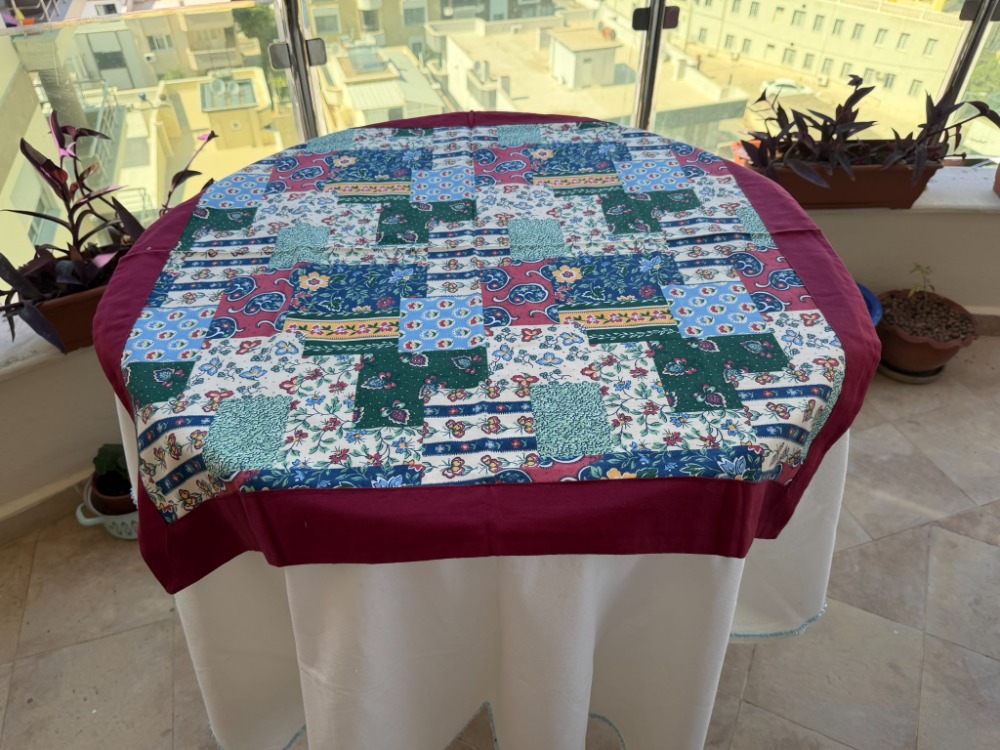 Patchwork Harmony - 82*82 cm Runner