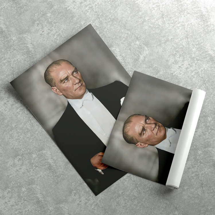 Takım Elbiseli Atatürk Posteri