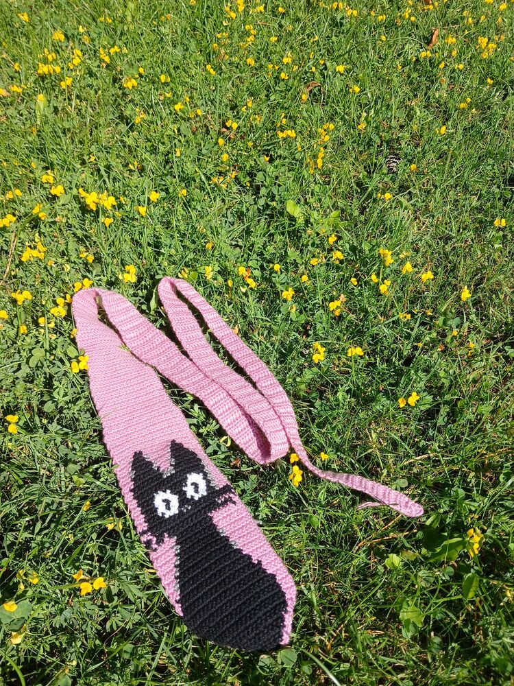 El Yapımı Örgü Kravat -Pembe Fon Üzeri Siyah Kedi Desenli