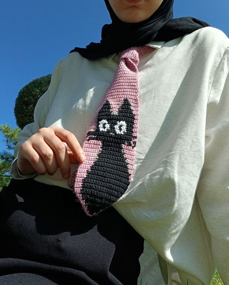 El Yapımı Örgü Kravat -Pembe Fon Üzeri Siyah Kedi Desenli