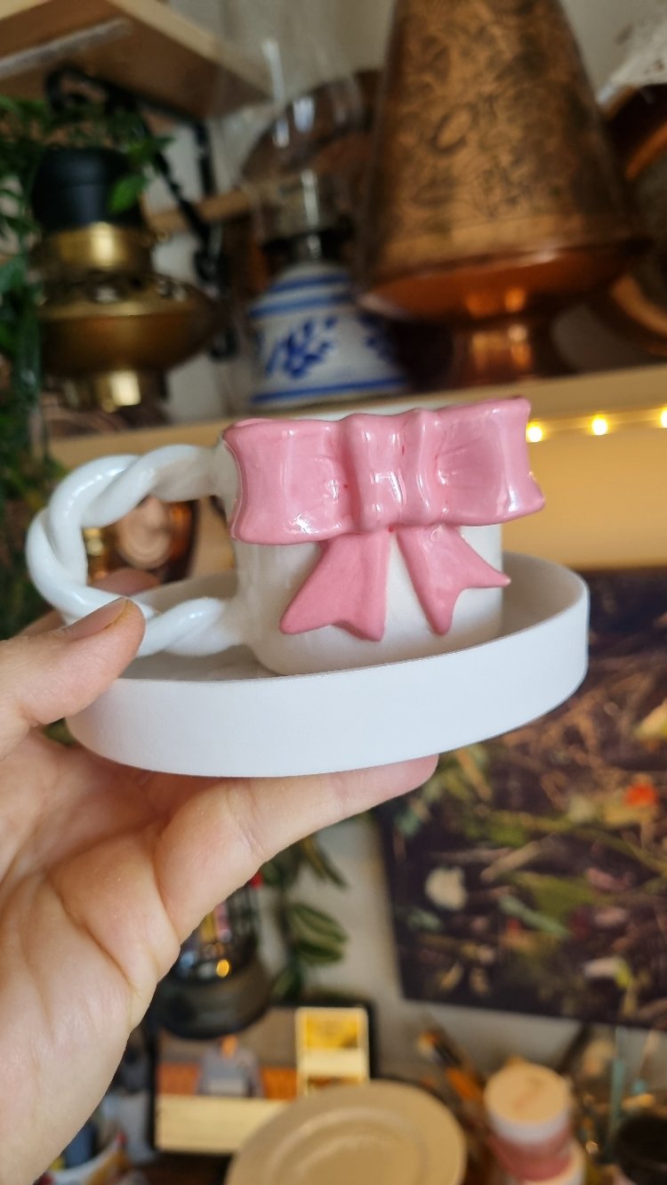 Pembe fiyonklu kahve fincani