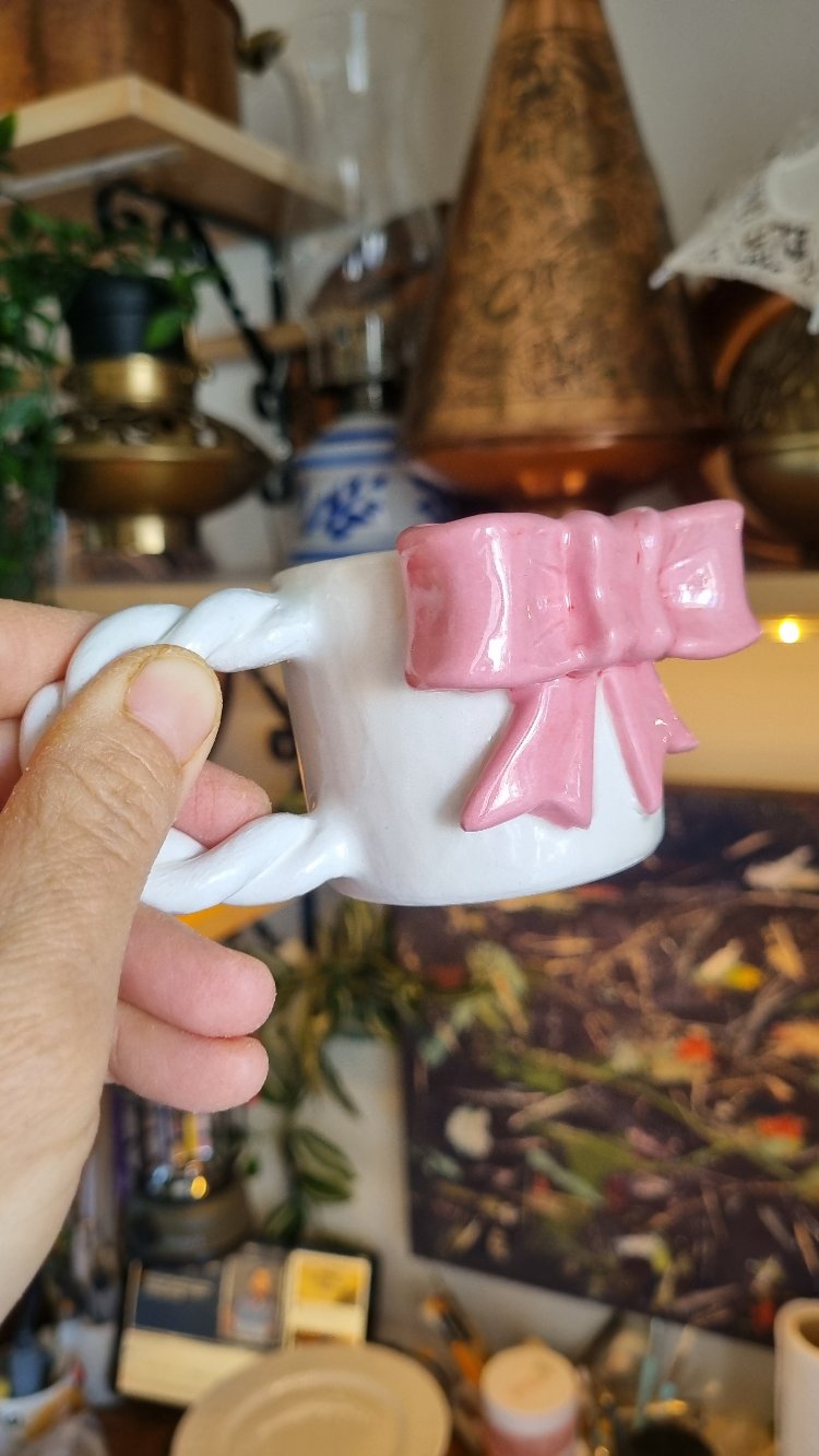 Pembe fiyonklu kahve fincani