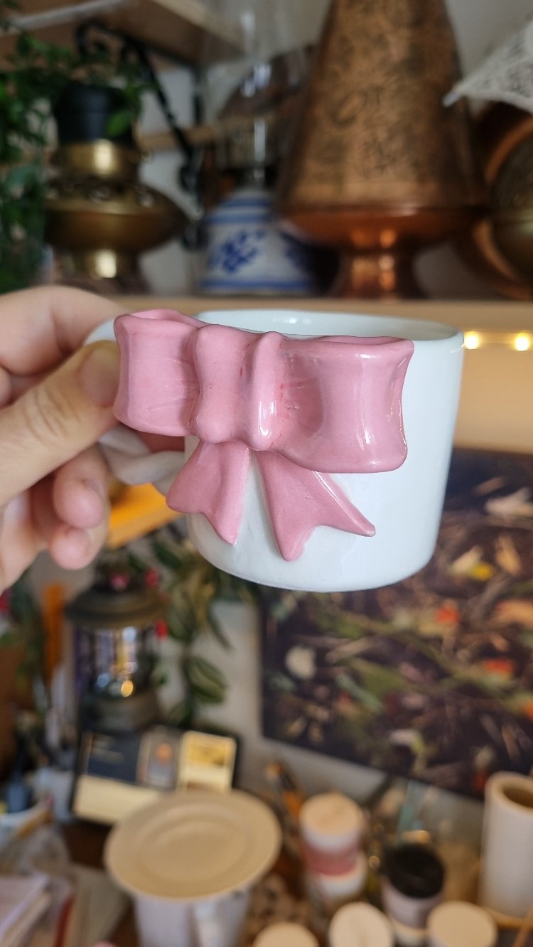 Pembe fiyonklu kahve fincani