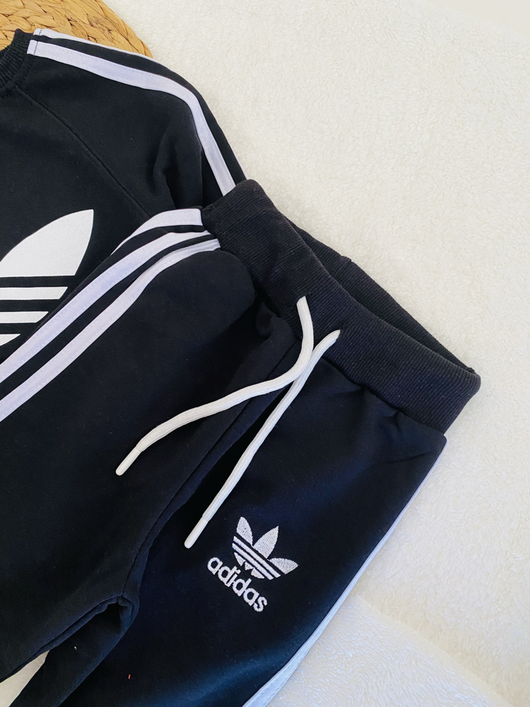 Siyah Adidas marka takım