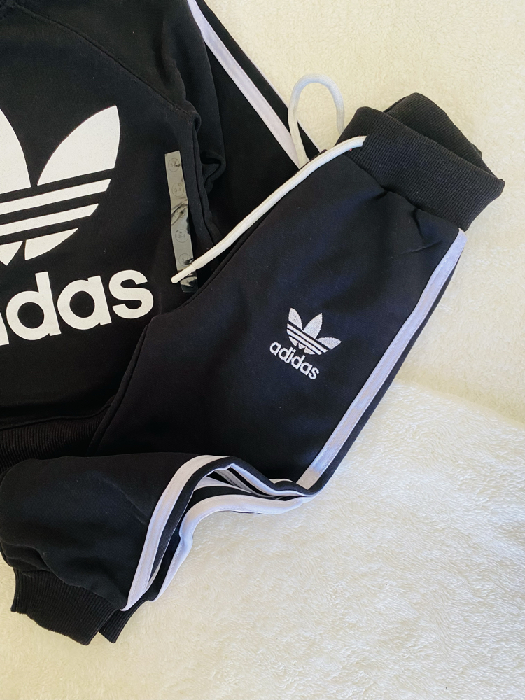 Siyah Adidas marka takım