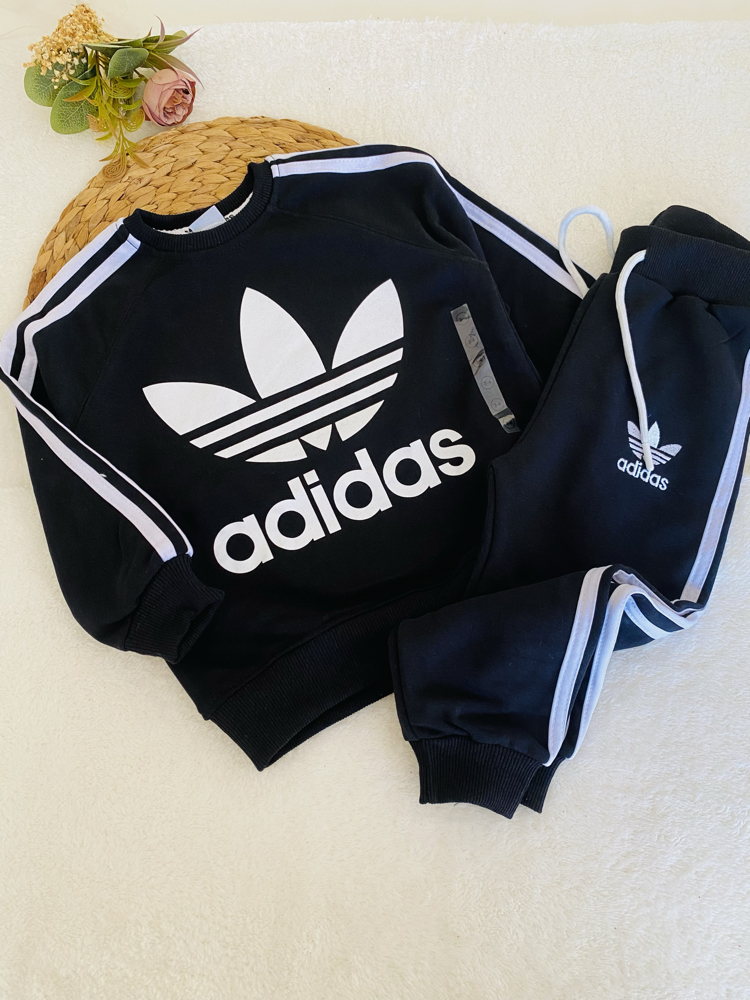 Siyah Adidas marka takım
